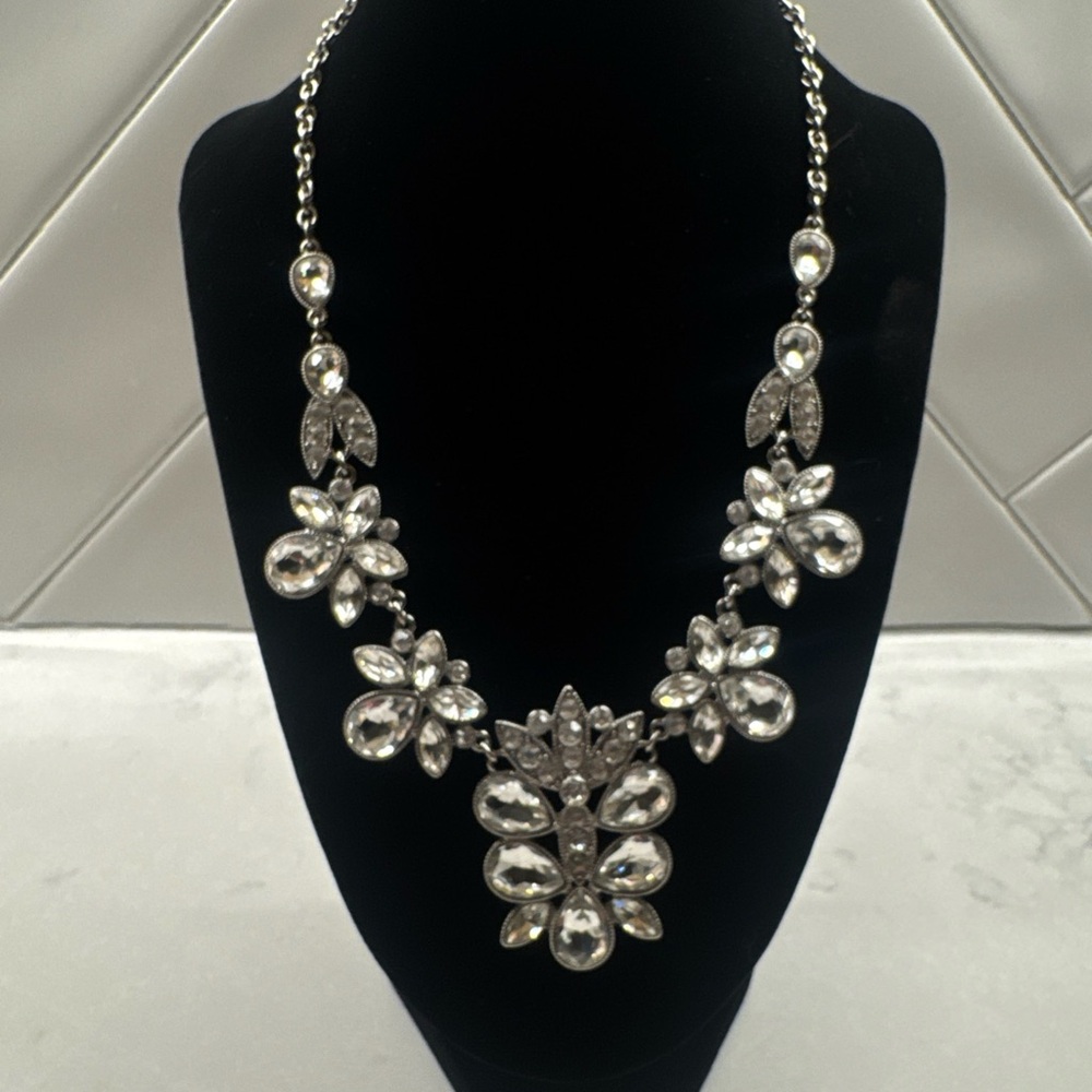 Elegant Silver Floral Necklace
